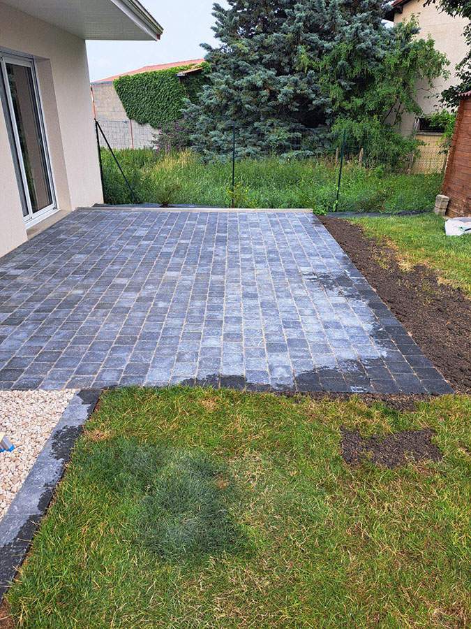 Création terrasse pavés Bouzel